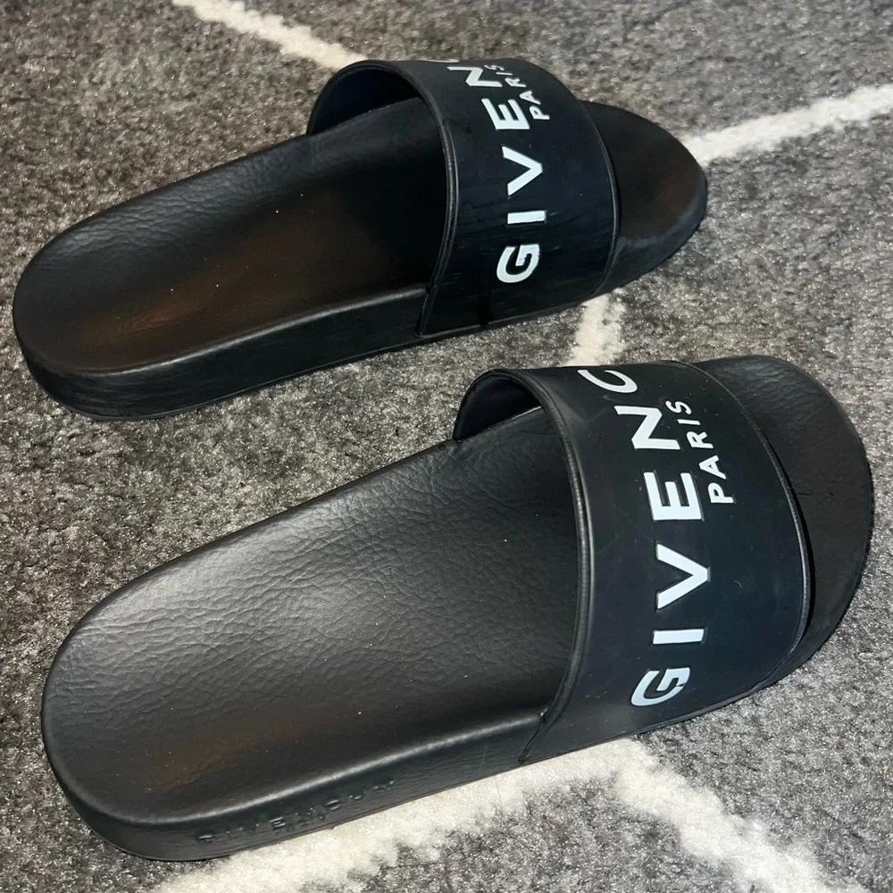 Givenchy Black and White Logo Slides - Picture 5 of 11